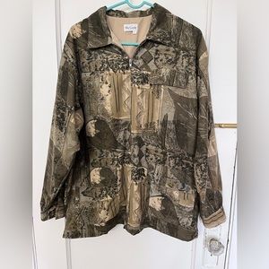 Lightweight lined camouflage jacket by Oleg Cassini, L